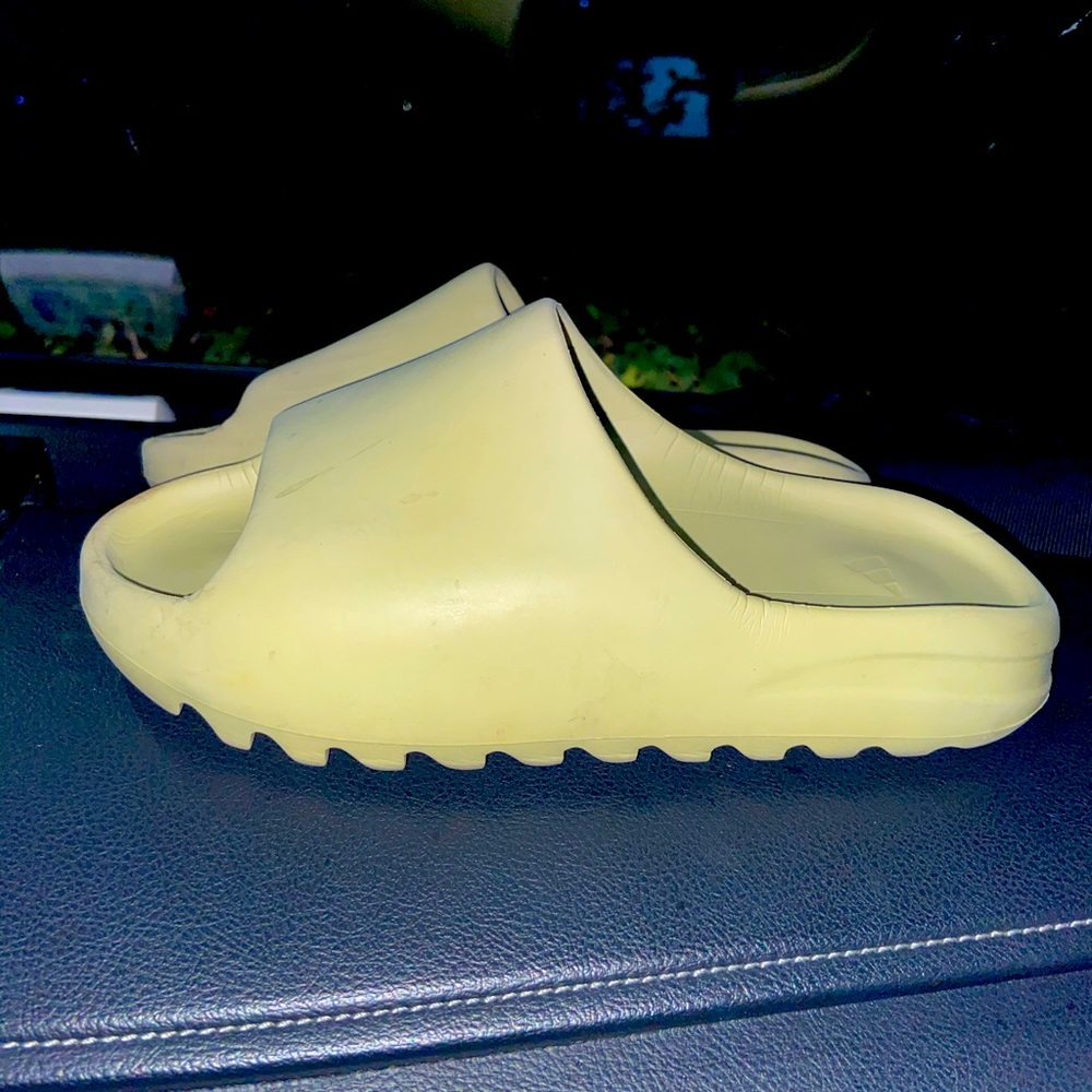 •SOLD• Yeezy Slides